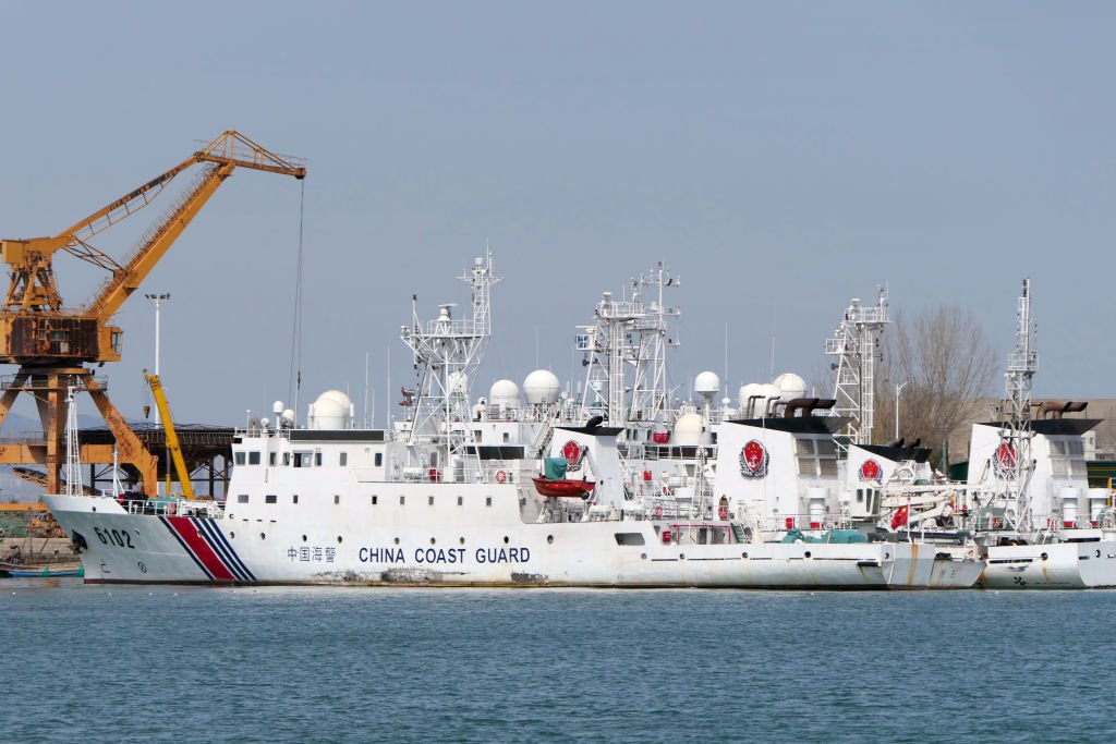 Por que navio imenso da Guarda Costeira da China causa tensão nas Filipinas?