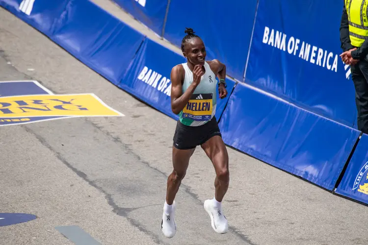 Hellen Obiri é bicampeã da Maratona de Boston e atual campeã da Maratona de Nova York. (Boston Globe/Getty Images)