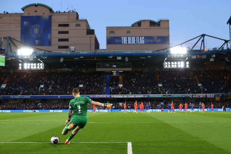 Mudança na regra do tiro de meta criou variações táticas nas construções de jogadas. (Charlotte Wilson/Offside/Getty Images)