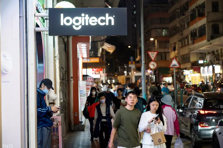 Pedestres em Hong Kong passam pela empresa suíça de eletrônicos Logitech (SOPA Images/LightRocket /Getty Images)