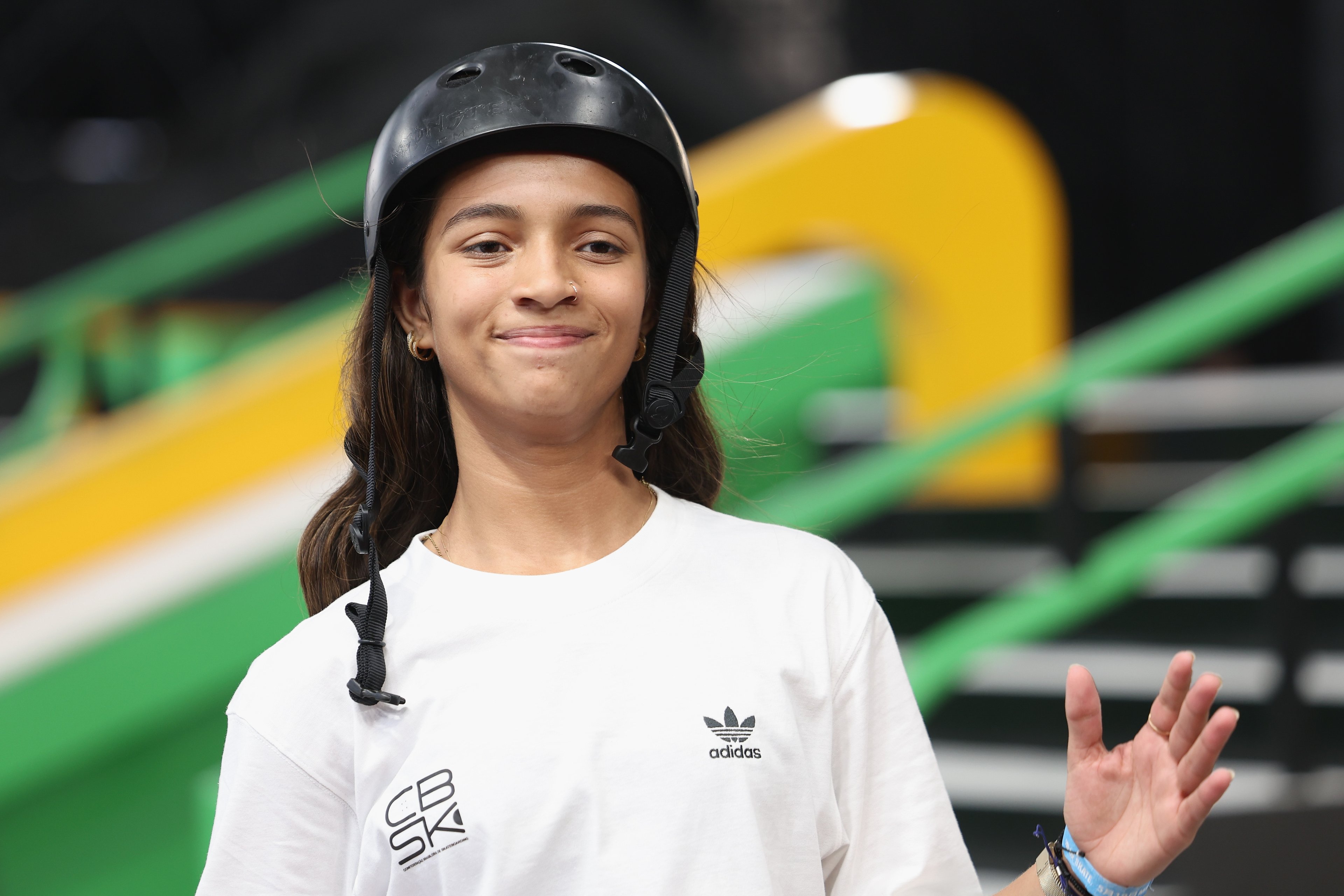 Rayssa Leal do Brasil compete durante a final do skate feminino de rua em 19 de maio de 2024 em Xangai, China