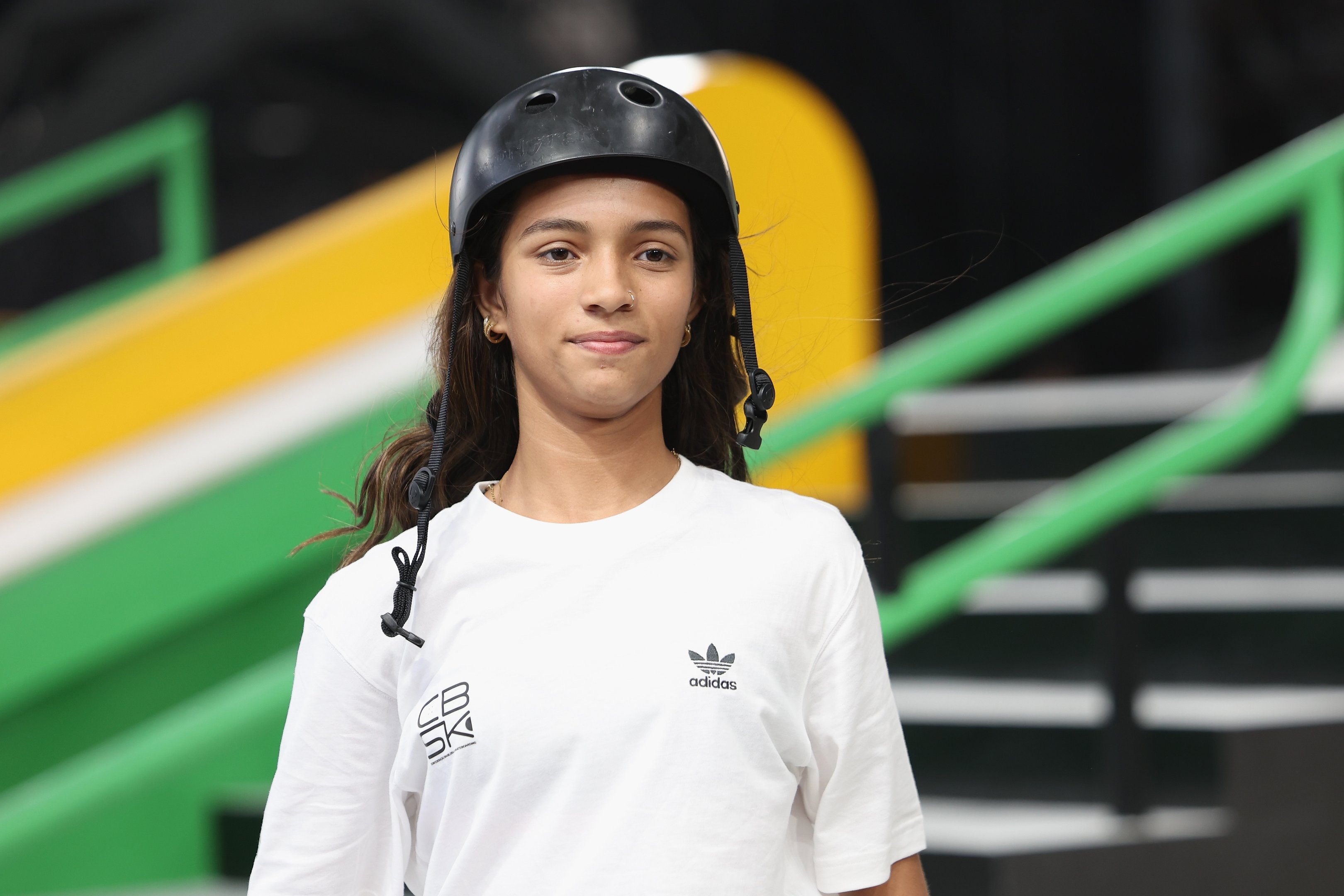 Rayssa Leal do Brasil reage e compete durante a cerimônia de medalhas da Final Feminina de Skate Street em 19 de maio de 2024 em Xangai, China