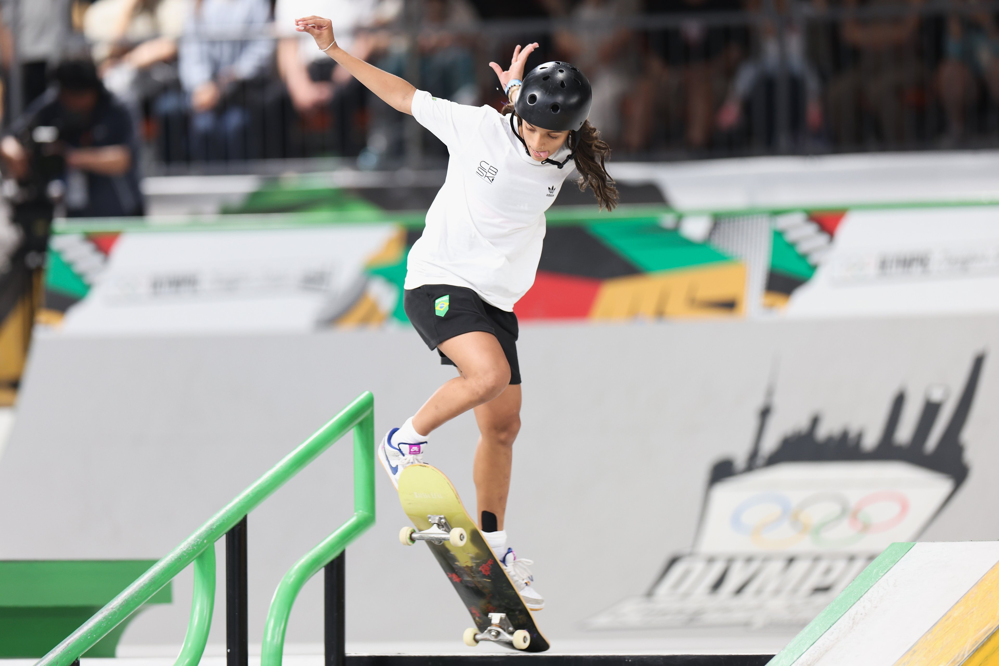 Rayssa Leal do Brasil compete durante a final do skate feminino de rua em 19 de maio de 2024 em Xangai, China