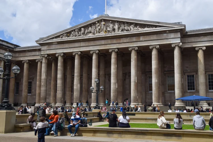 Artista brasileiro trocou moedas em museu britânico como forma de protesto. (SOPA Images/Getty Images)