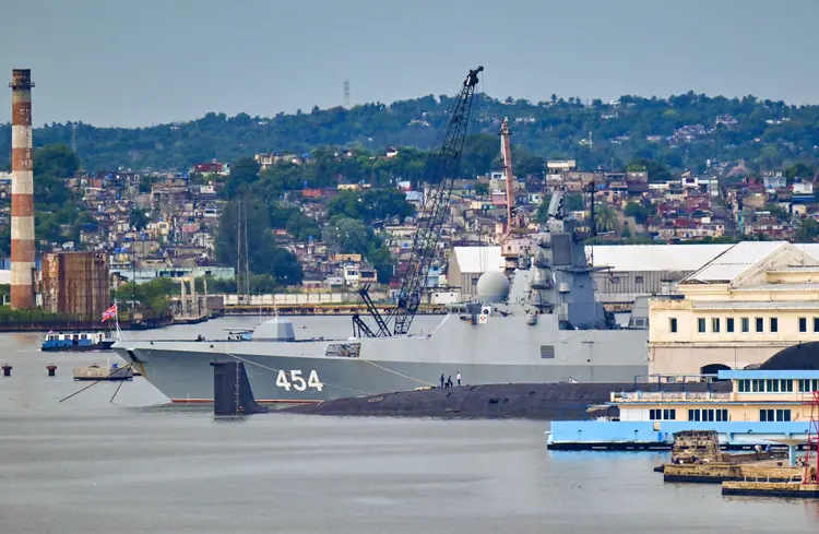 Além de bases espiãs chinesa, Cuba recebeu navios russos nas últimas semanas