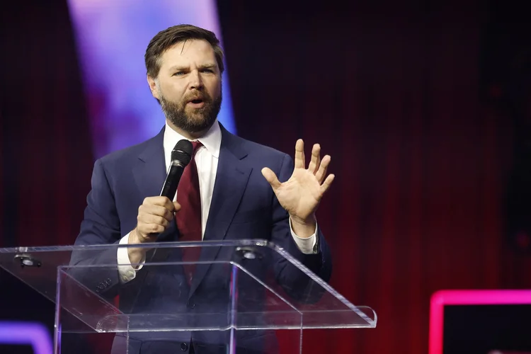 J.D. Vance fala em Conferência de Ação Política Conservadora em Orlando, Flórida, em fevereiro de 2022 ( JEFF KOWALSKY/AFP/Getty Images)