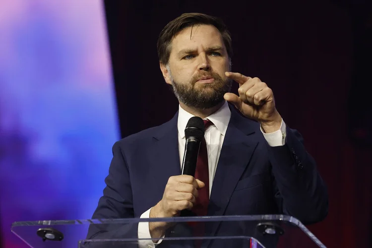 O senador J. D. Vance, um republicano de Ohio ( JEFF KOWALSKY/AFP/Getty Images)