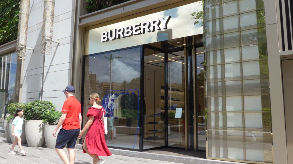 Ações da Burberry disparam 16% após vendas trimestrais superarem expectativas