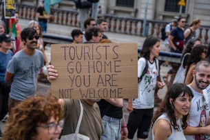 Turistas são alvo de protestos em Barcelona devido à superlotação