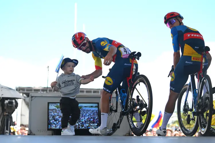 Julien Bernard, da França e da equipe Lidl - Trek, com seu filho antes da 111ª edição do Tour de France 2024, Etapa 6, uma etapa de 163,5 km de Macon a Dijon / #UCIWT / em 04 de julho de 2024 em Macon, França. (Foto de Dario Belingheri/Getty Images) (Dario Belingheri/Getty Images)