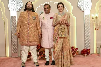 O bilionário indiano Mukesh Ambani ao lado de sua esposa Nita Ambani e o filho Anant Ambani (Getty Images/Getty Images)