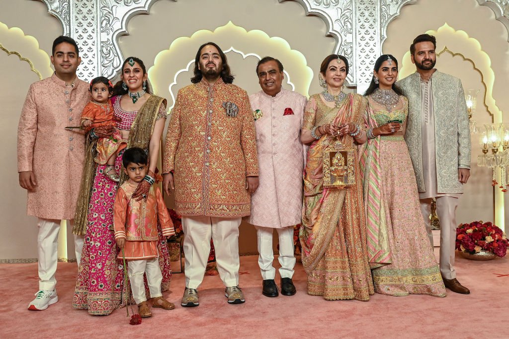 Magnata bilionário Mukesh Ambani posa com sua família na chegada cerimônia de casamento de Anant e Radhika Merchant em Mumbai, na Índia