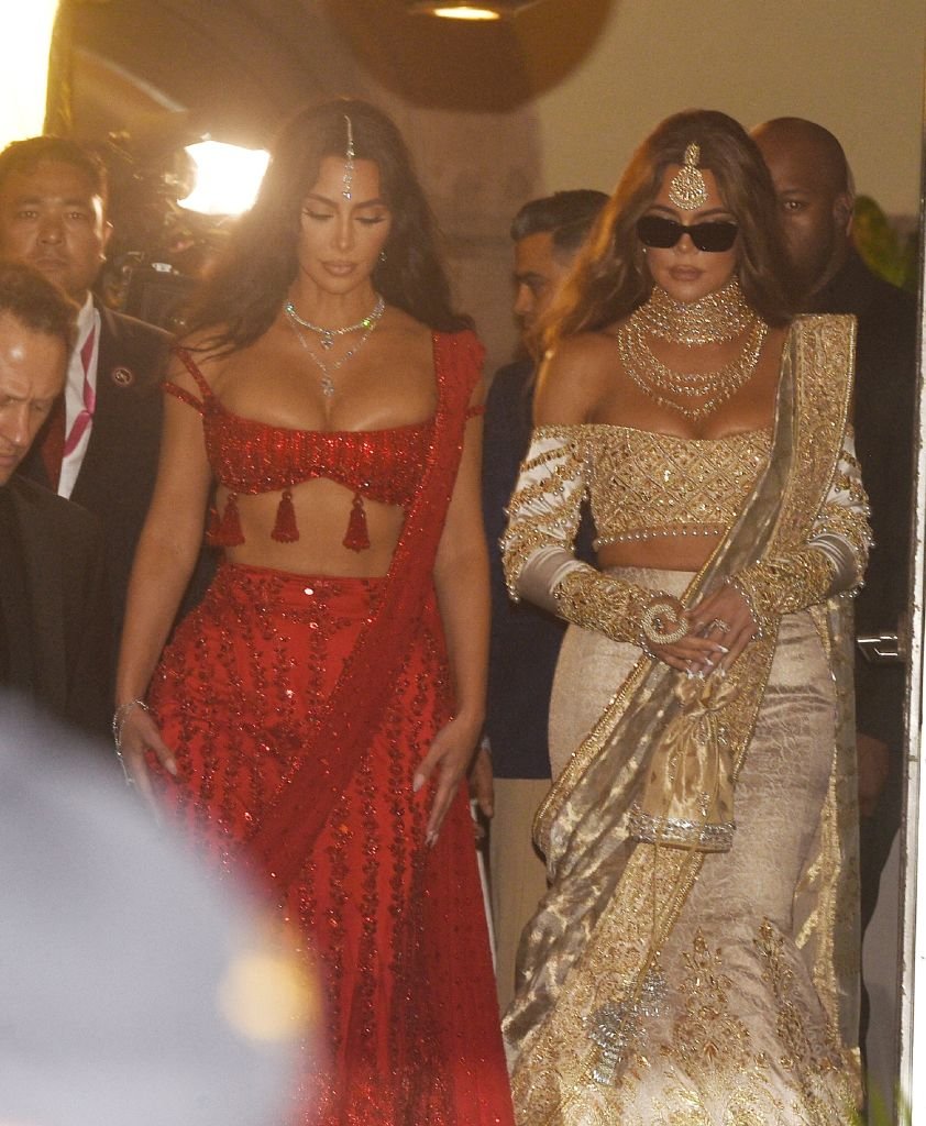 As irmãs Kim Kardashian e Khloe Kardashian estão na lista de convidados