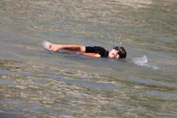 Imagem referente à notícia: Prefeita de Paris mergulha no Rio Sena antes dos Jogos Olímpicos