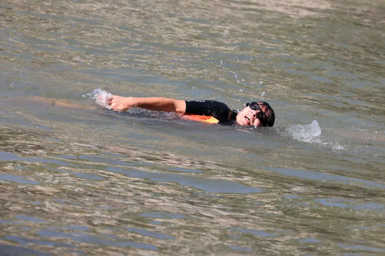 Anne Hidalgo, prefeita de Paris, nadou no Rio Senna para mostrar a limpeza das águas.  (JOEL SAGET/Getty Images)
