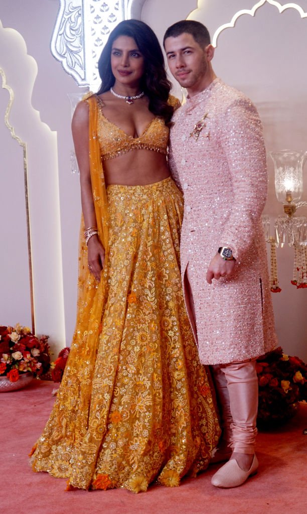 O cantor Nick Jonas e a esposa Priyanka Chopra participaram do primeiro dia de casamento