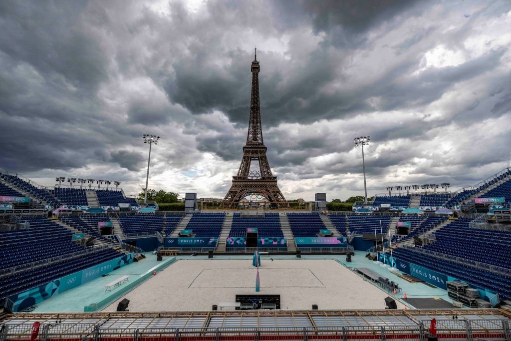 Também é possível observar a Torre Eiffel do estádio onde todos os eventos de vôlei devem acontecer