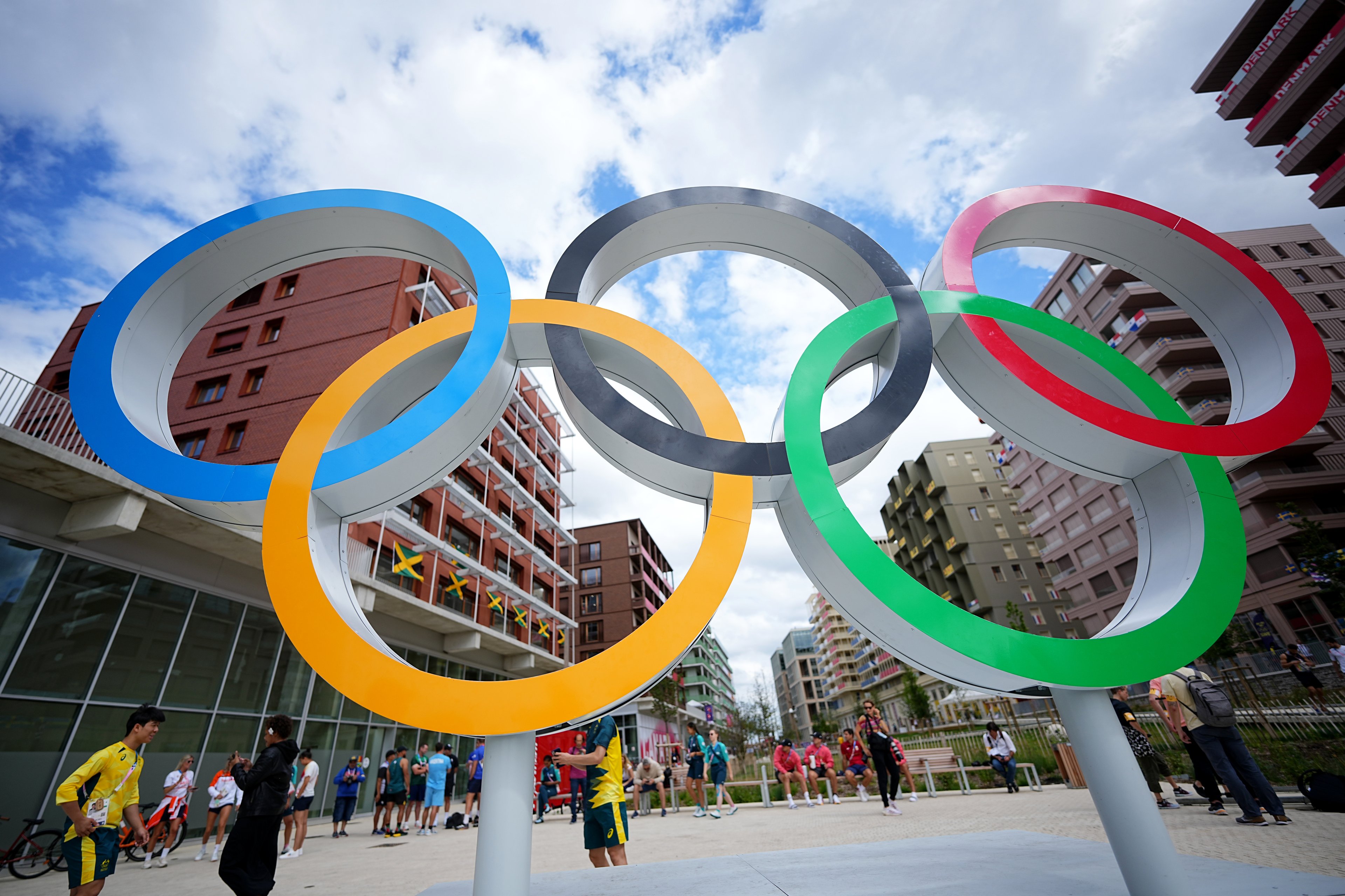 Vista dos anéis olímpicos na Vila Olímpica dos atletas.
