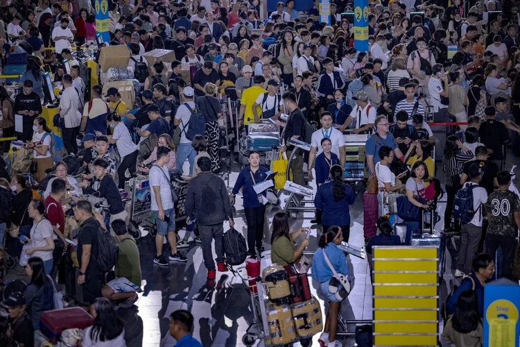 Aeroporto nas Filipinas lotado por causa do apagão cibernético da última sexta (Ezra Acayan/Getty Images)