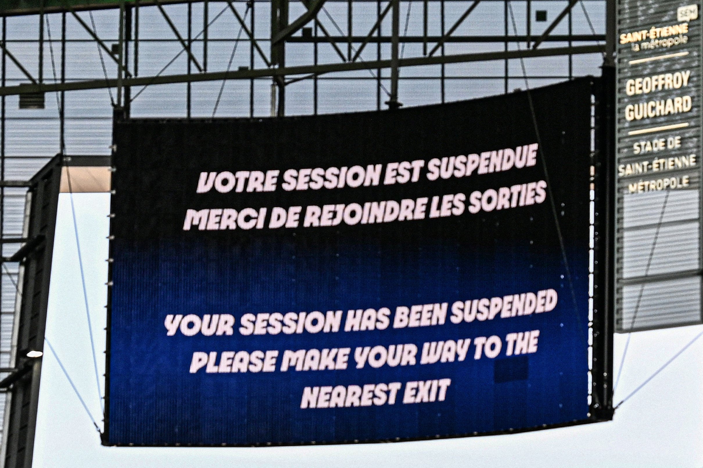 Um telão informa sobre a interrupção da partida após incidentes na partida de futebol masculina do grupo B entre Argentina e Marrocos durante os Jogos Olímpicos de Paris 2024, no Estádio Geoffroy-Guichard, em Saint-Étienne, em 24 de julho de 2024.