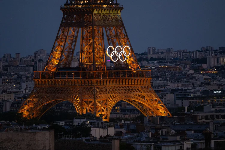 Vista da Torre Eiffel mostra os anéis olímpicos antes da cerimônia de abertura oficial (David Ramos/Getty Images)