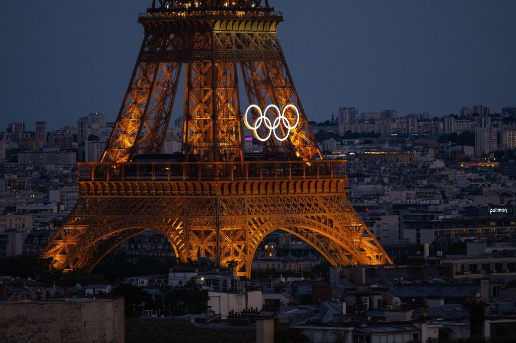 Vista da Torre Eiffel mostra os anéis olímpicos antes da cerimônia de abertura oficial