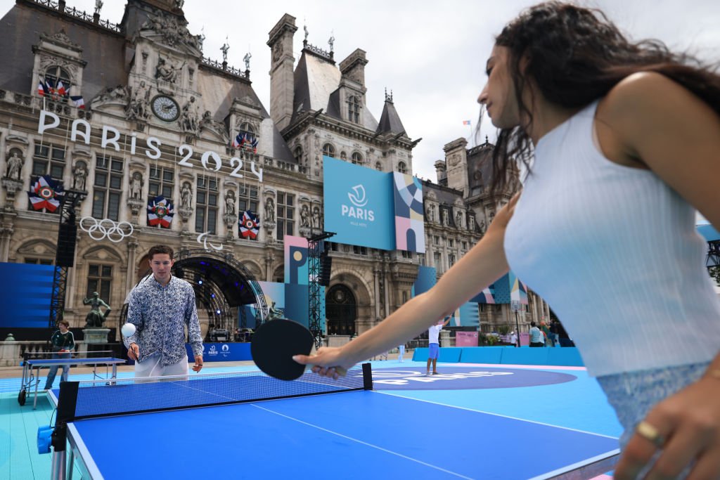 Dupla joga tênis de mesa no Hôtel de Ville, onde acontecerá a área de largada da maratona