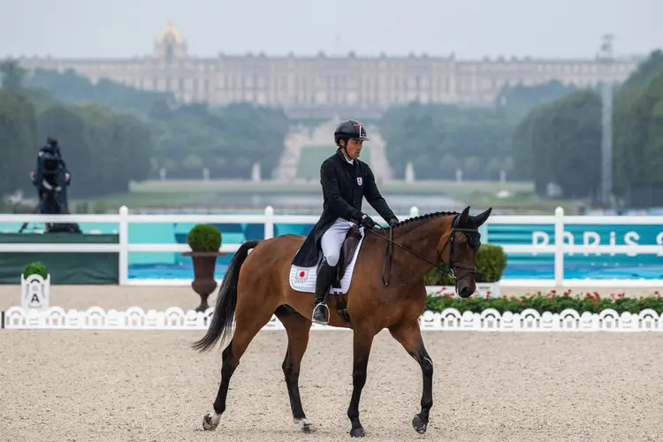 O japonês Yoshiaki Oiwa com o cavalo MGH Grafton Street compete na competição de adestramento por equipes de hipismo durante os Jogos Olímpicos de Paris 2024, no Castelo de Versalhes, em Versalhes, no oeste de Paris (JOHN MACDOUGALL/AFP/Getty Images)