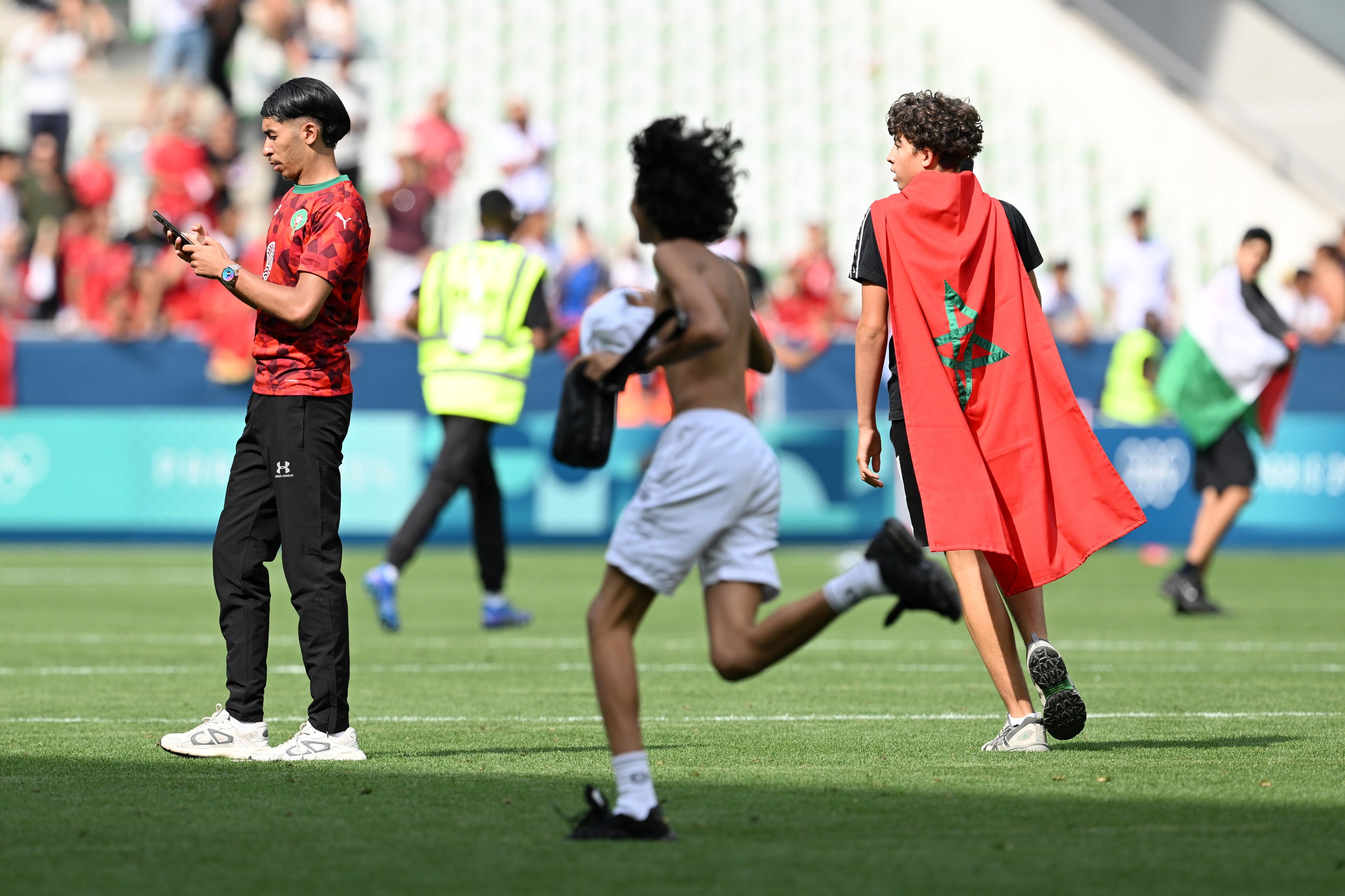 Torcedores do Marrocos invadem o campo durante a partida do grupo B masculino entre Argentina e Marrocos durante os Jogos Olímpicos de Paris 2024 no Stade Geoffroy-Guichard em 24 de julho de 2024 em Saint-Etienne, França.