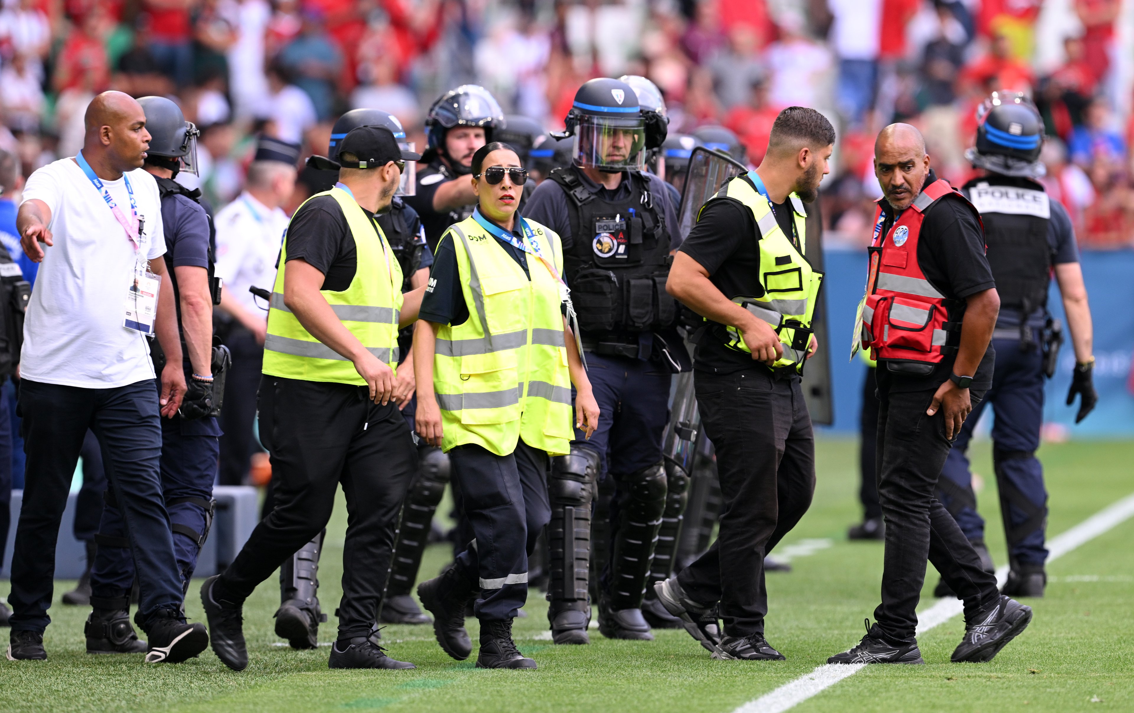 Policiais armados são vistos nas laterais durante a partida do grupo B masculino entre Argentina e Marrocos durante os Jogos Olímpicos de Paris 2024 no Stade Geoffroy-Guichard em 24 de julho de 2024 em Saint-Etienne, França