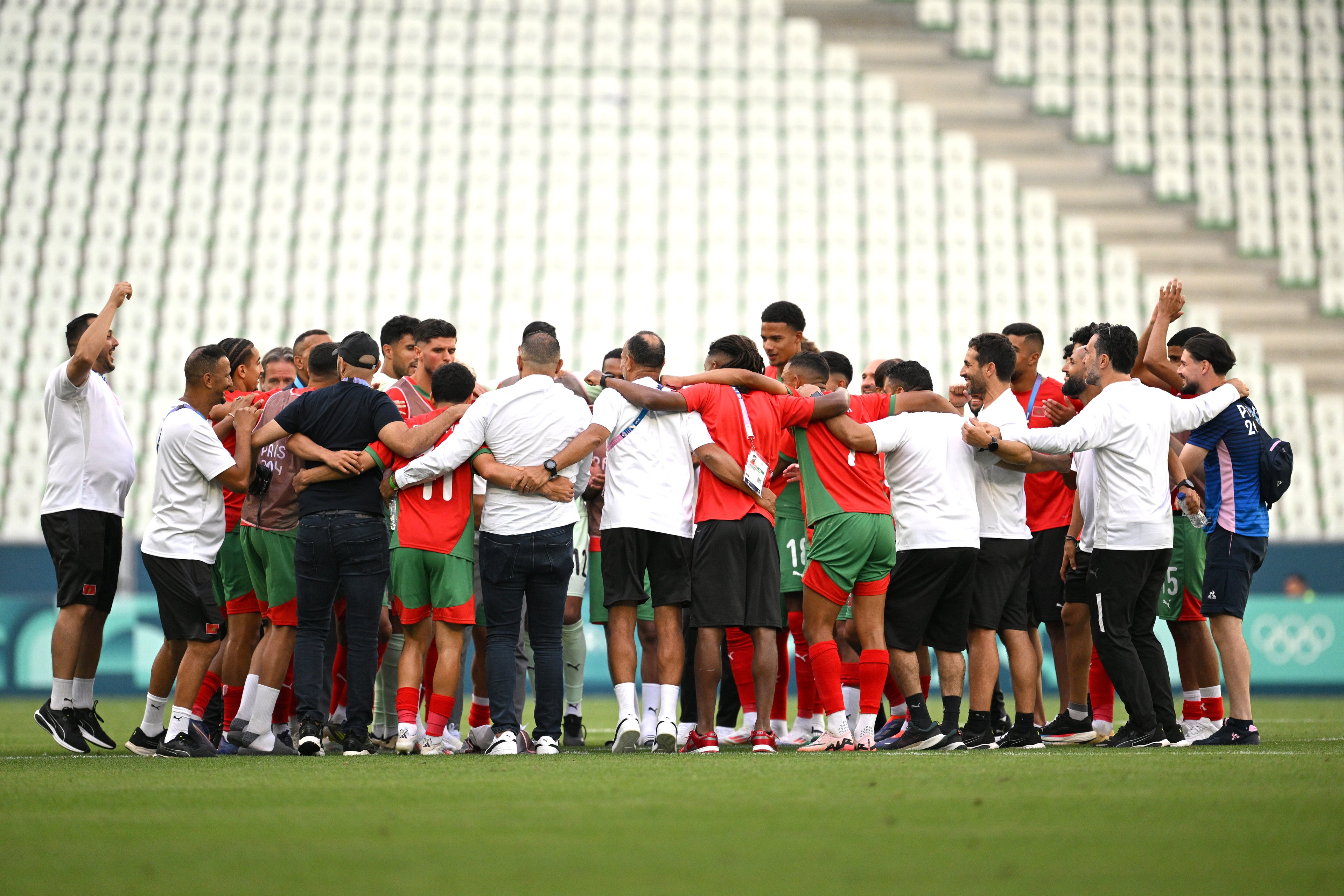 Jogadores do Time Marrocos comemoram após a vitória da equipe na partida do grupo B masculino entre Argentina e Marrocos durante os Jogos Olímpicos de Paris 2024 no Stade Geoffroy-Guichard em 24 de julho de 2024 em Saint-Etienne, França. 