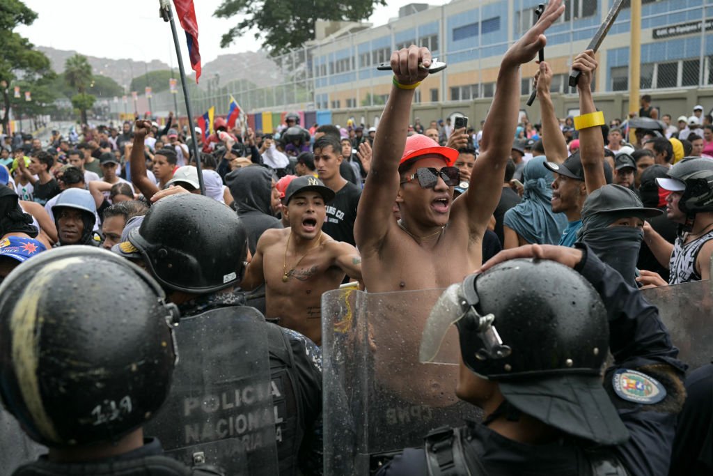 Os opositores do governo do presidente venezuelano Nicolás Maduro protestam no bairro Catia, em Caracas.