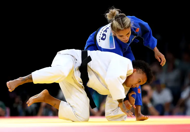 Olimpíadas 2024: Chelsie Giles da equipe da Grã-Bretanha e Larissa Pimenta da equipe do Brasil competem durante a partida eliminatória feminina de até 52 kg (Michael Reaves/Getty Images)