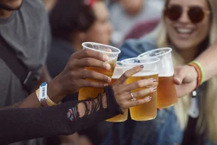 Pesquisa mostra que geração Z brasileira consome menos álcool; marcas de bebidas já estão de olho