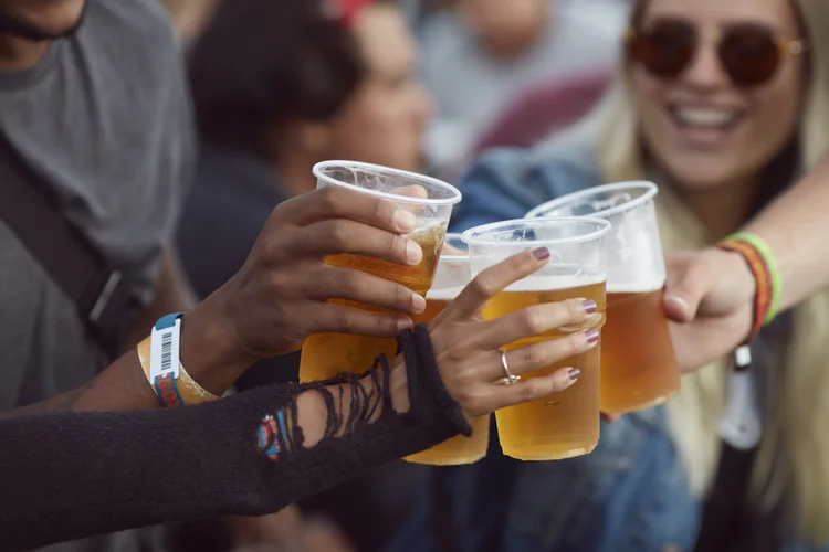 Geração Z: diminuição do consumo de bebida. (Klaus Vedfelt/Getty Images)