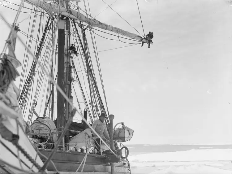 Endurance, de Sir Ernest Shackleton, naufragou em 1915. (Royal Geographical Society/Getty Images)