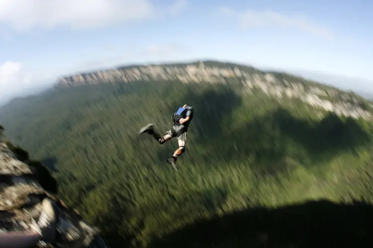 BASE jumping é um dos esportes mais perigosos e mortais praticados atualmente. (Cavan Images/Getty Images)