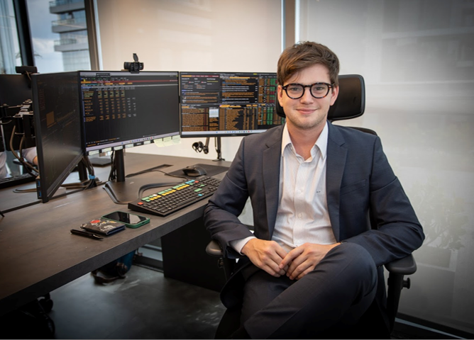 Gregório Nissel, CMT é graduado em Financial Economics with Accounting pela Birkbeck, University of London, e mestrando em Accounting and Financial Management pela UCL (University College London).