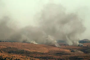 Imagem referente à matéria: Hezbollah dispara 100 foguetes contra Israel em resposta à morte de comandante de alto escalão