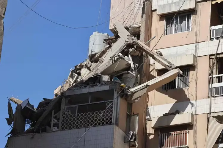 Consequências de ataque militar israelense a edifício no subúrbio sul de Beirute, no Líbano (ANWAR AMRO/AFP)