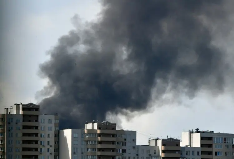 Fumaça provocada por bombardeio em Kiev, em 8 de julho de 2024 (AFP/AFP)