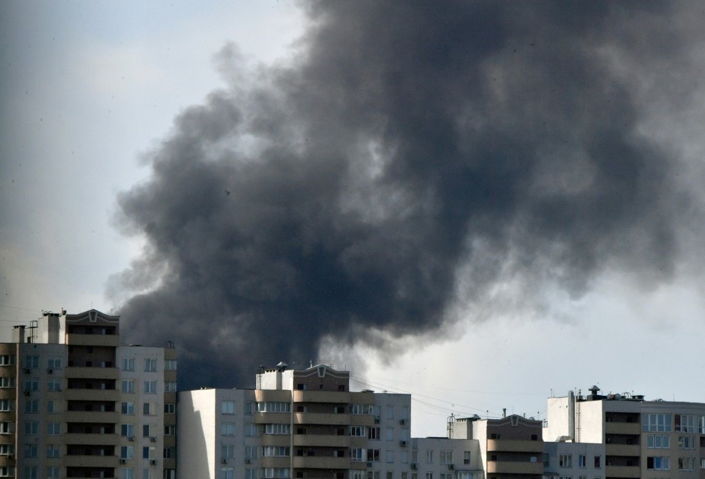 Kiev e outras cidades da Ucrânia são bombardeadas e um hospital pediátrico é atingido