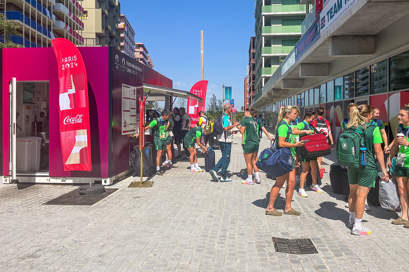 Quiosque na Vila Olímpica: patrocinadores vendem seus produtos e aproveitam para construir relação com os atletas