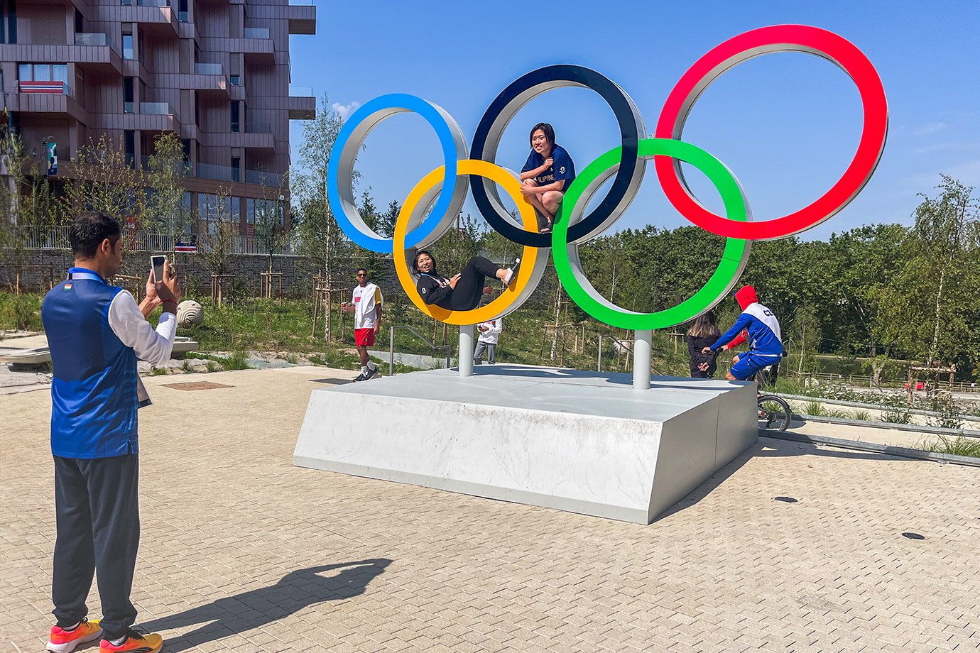 Os aros olímpicos na Vila: entre uma competição e outra, atletas aproveitam para guardar recordações