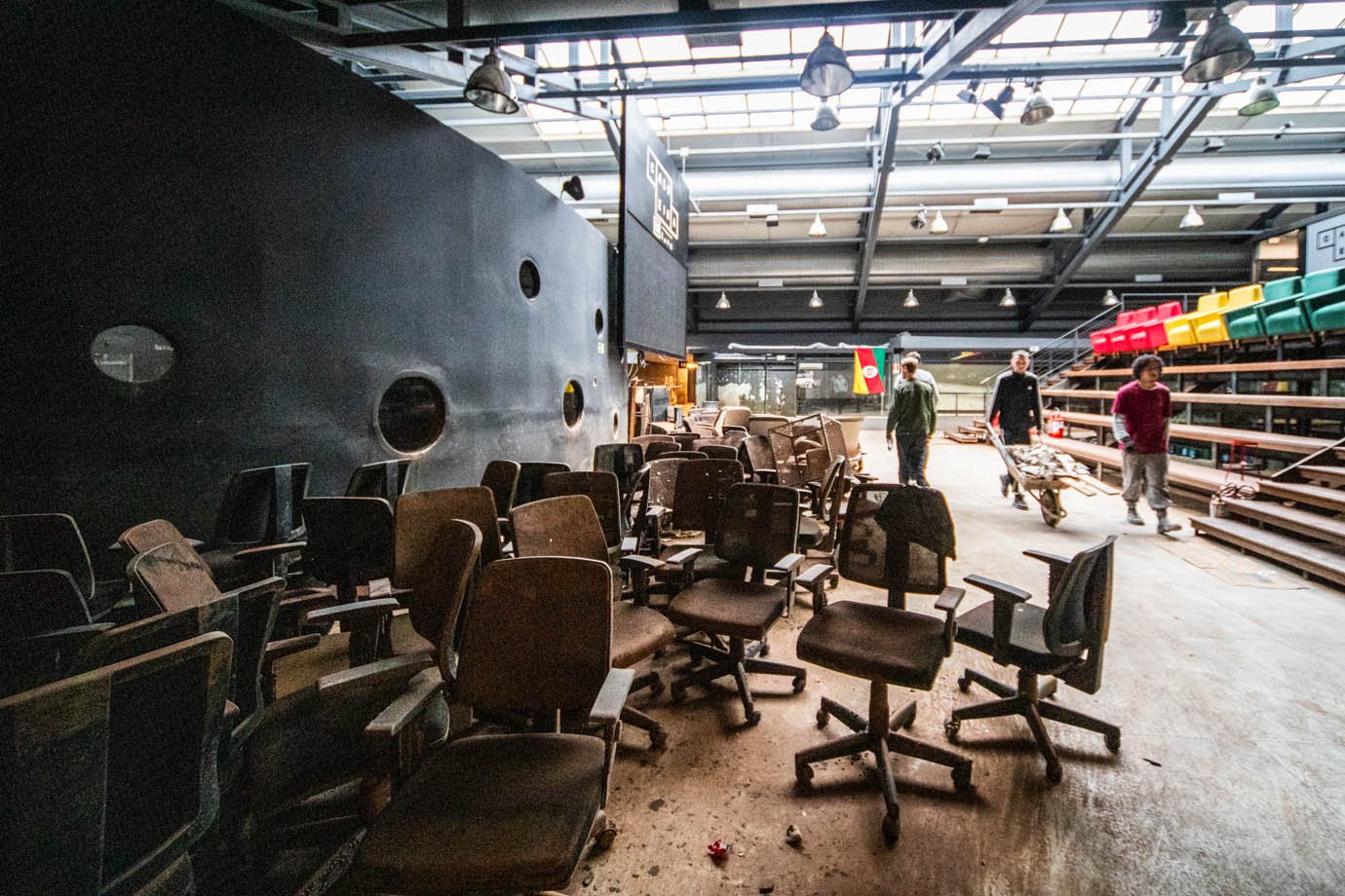 A enchente pegou em cheio as empresas que estavam no primeiro andar, e mesas e cadeiras foram perdidas