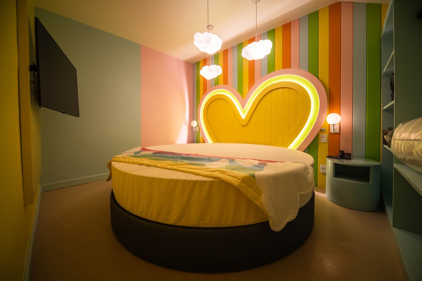 Hotel Mundo Criamigos: em alguns quartos, há espaço reservado para os pais