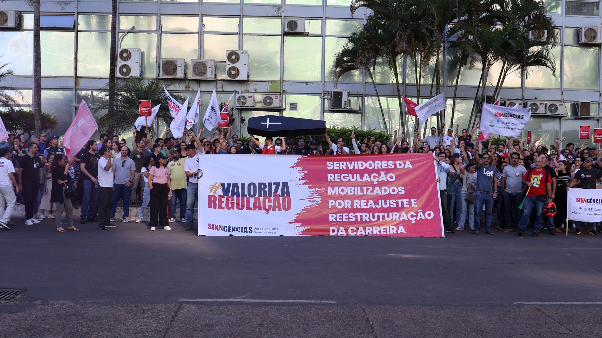 Aeroportos, portos, energia e água: Servidores anunciam greve geral; entenda