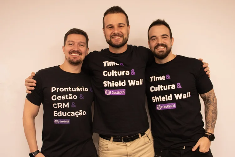 André Baptista (CTO), Marcelo Stangherlin (CEO) e Felipe Ravanello (CGBO), sócio-fundadores da GestãoDS: empresa de Santa Maria já atende 4.000 consultórios  (GestãoDS/Divulgação)