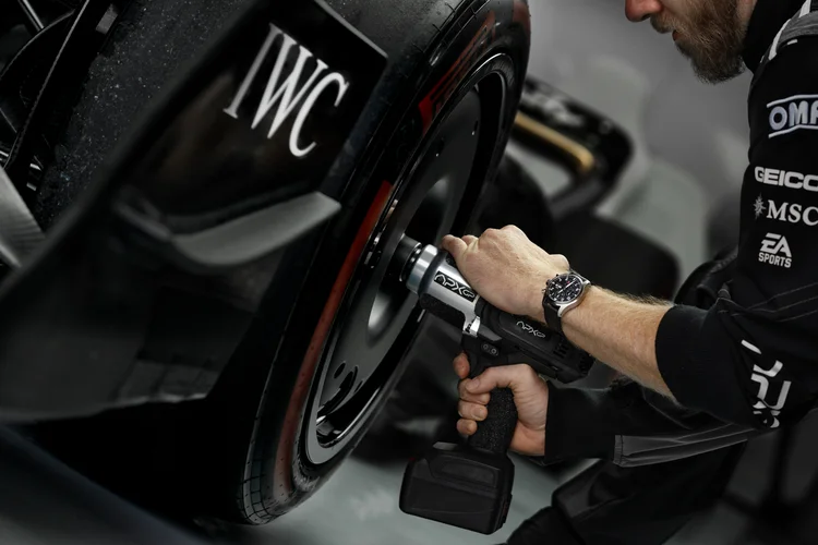 No filme, a IWC Schaffhausen será patrocinadora da APX GP, uma equipe fictícia que está na 11ª posição do grid (IWC/Divulgação)