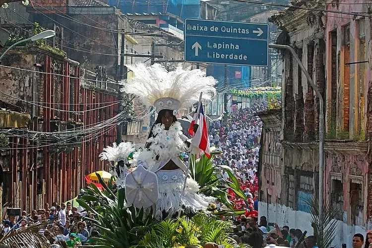 Pessoas nas ruas percorrendo o caminho tradicional feito em 2 de julho para celebrar o feriado da independência da Bahia (Divulgação / Governo da Bahia)